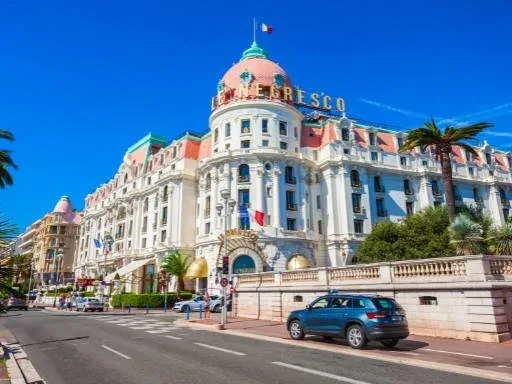 Photo de l'hôtel Negresco à Nice vue depuis la promenade des Anglais