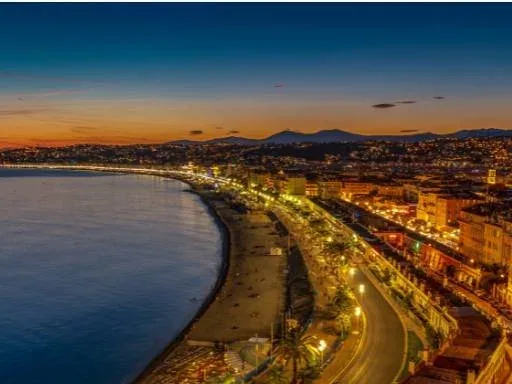 Photo de la promenade des Anglais avec une vue sur le théâtre de verdure